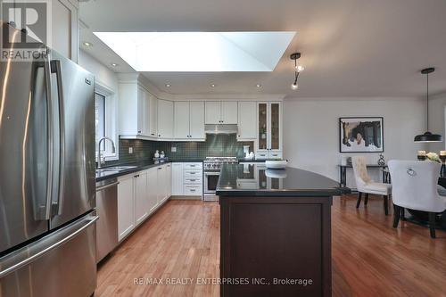 1439 Larchview Trail, Mississauga, ON - Indoor Photo Showing Kitchen With Upgraded Kitchen