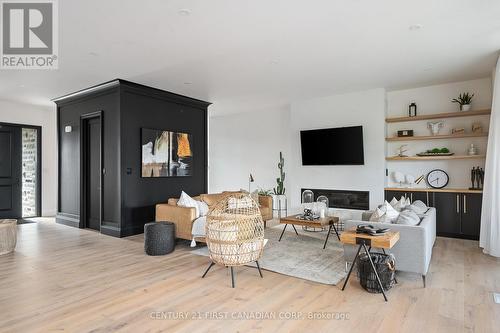 868 White Pine Street, London North (North S), ON - Indoor Photo Showing Living Room With Fireplace