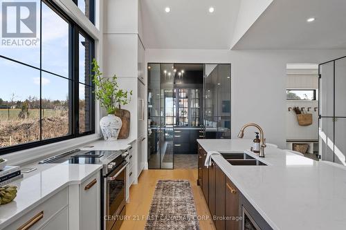 851 White Pine Street, London North (North S), ON - Indoor Photo Showing Kitchen With Double Sink With Upgraded Kitchen