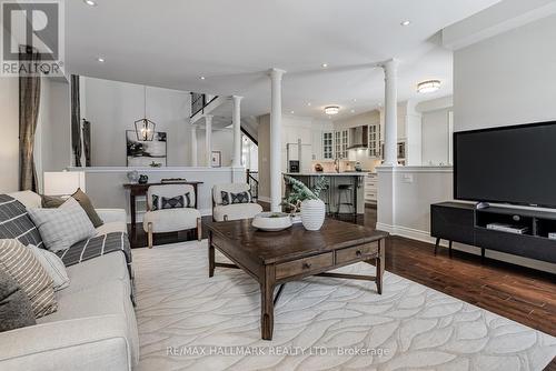 48 Stonecliffe Crescent, Aurora, ON - Indoor Photo Showing Living Room