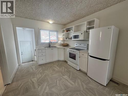 3027 Robinson Street, Regina, SK - Indoor Photo Showing Kitchen
