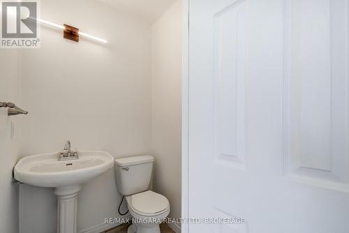 71 Joseph Street, Fort Erie (Lakeshore), ON - Indoor Photo Showing Bathroom