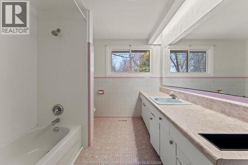 5740 Baseline Road, Windsor, ON - Indoor Photo Showing Bathroom