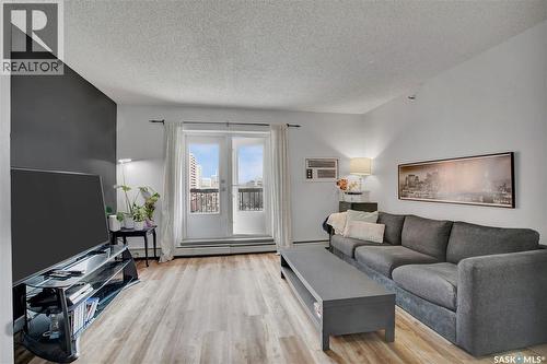 902 405 5Th Avenue, Saskatoon, SK - Indoor Photo Showing Living Room