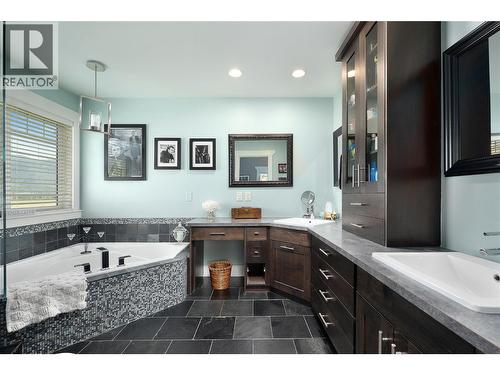 Ensuite - 4537 Lansdowne Road, Armstrong, BC - Indoor Photo Showing Bathroom
