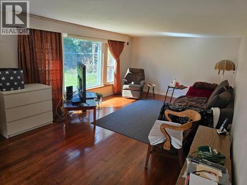 5287 Mcguffie Ave, Powell River, BC - Indoor Photo Showing Living Room