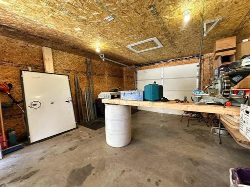 77 Prospect Ave, Thunder Bay, ON - Indoor Photo Showing Garage