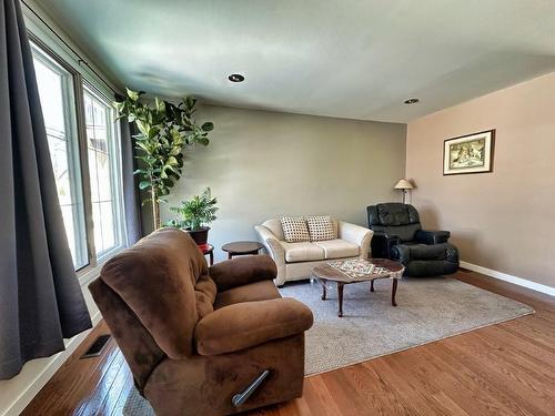 77 Prospect Ave, Thunder Bay, ON - Indoor Photo Showing Living Room
