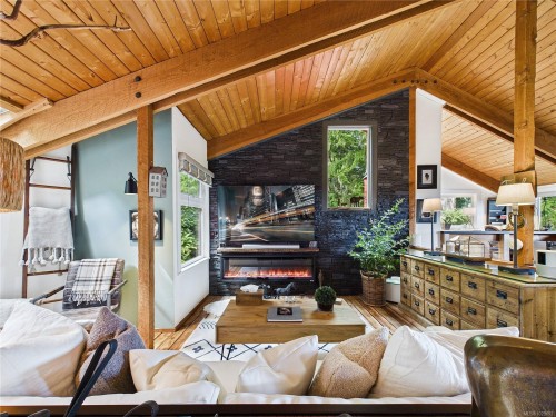 182 Devine Dr, Salt Spring, BC - Indoor