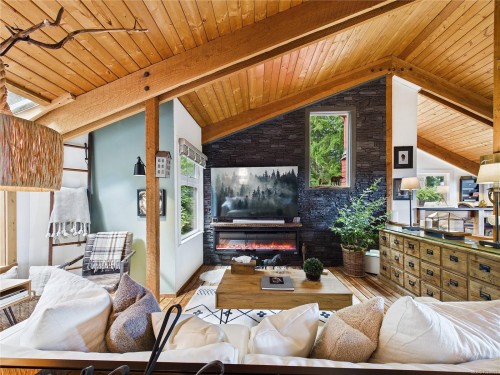 182 Devine Dr, Salt Spring, BC - Indoor Photo Showing Living Room