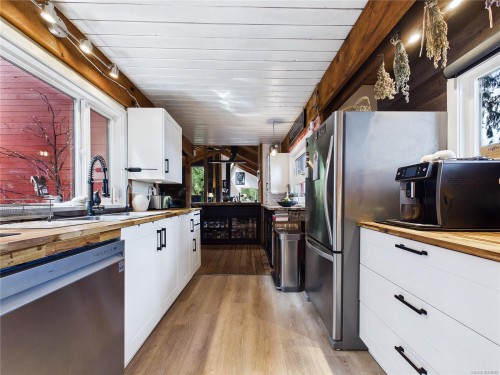 182 Devine Dr, Salt Spring, BC - Indoor Photo Showing Kitchen