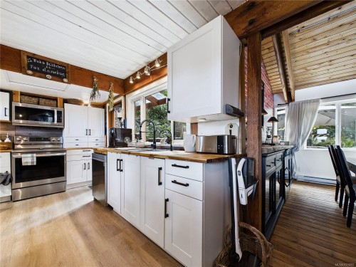 182 Devine Dr, Salt Spring, BC - Indoor Photo Showing Kitchen