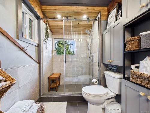 182 Devine Dr, Salt Spring, BC - Indoor Photo Showing Bathroom