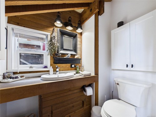 182 Devine Dr, Salt Spring, BC - Indoor Photo Showing Bathroom