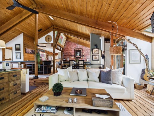 182 Devine Dr, Salt Spring, BC - Indoor Photo Showing Living Room