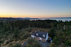 4589 Blenkinsop Rd Saanich, BC V8X 2C7