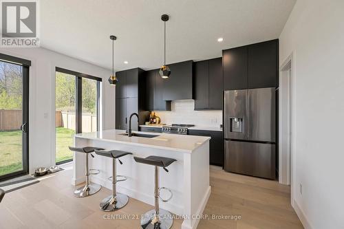 5 Hartland Circle, St. Thomas, ON - Indoor Photo Showing Kitchen With Upgraded Kitchen