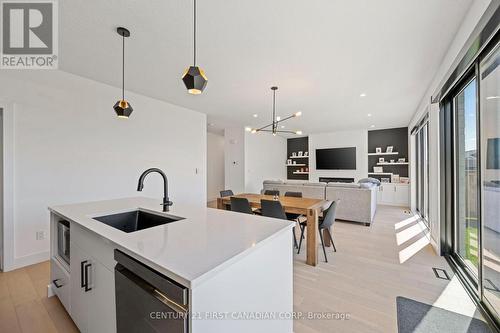 5 Hartland Circle, St. Thomas, ON - Indoor Photo Showing Kitchen With Upgraded Kitchen
