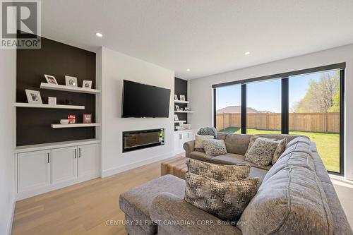 5 Hartland Circle, St. Thomas, ON - Indoor Photo Showing Living Room With Fireplace