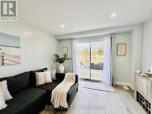25 Turtle Path, Ramara, ON - Indoor Photo Showing Living Room