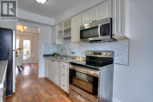 24 Lampman Lane, Barrie, ON - Indoor Photo Showing Kitchen