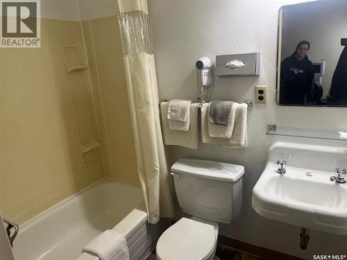 118 1St Avenue E, Leader, SK 