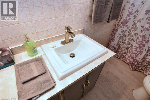 17 Craigroyston Road, Hamilton, ON - Indoor Photo Showing Bathroom