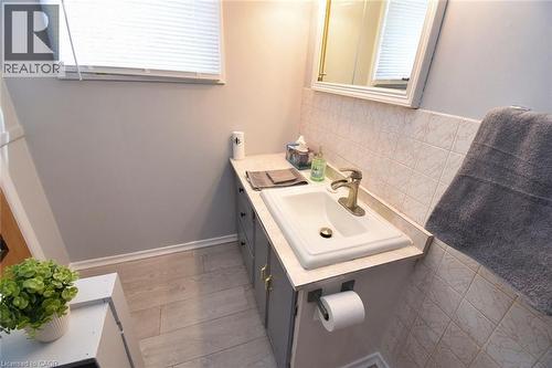 17 Craigroyston Road, Hamilton, ON - Indoor Photo Showing Bathroom
