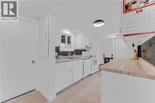 157 Maple Crescent, Hamilton, ON - Indoor Photo Showing Kitchen