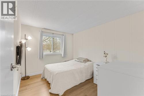 157 Maple Crescent, Hamilton, ON - Indoor Photo Showing Bedroom
