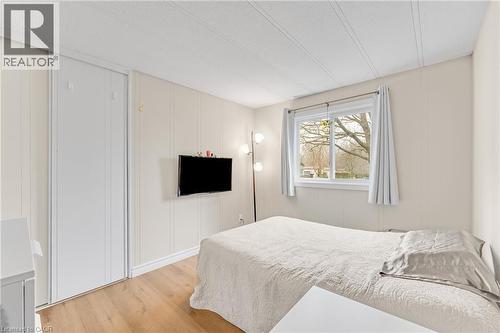 157 Maple Crescent, Hamilton, ON - Indoor Photo Showing Bedroom