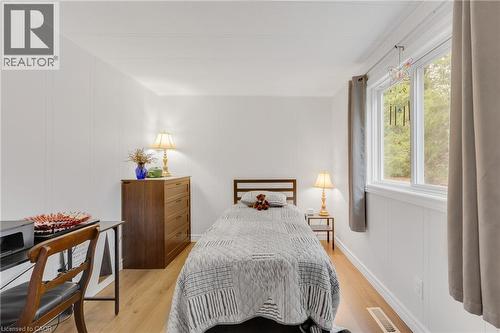 157 Maple Crescent, Hamilton, ON - Indoor Photo Showing Bedroom
