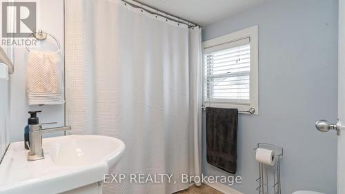 205 East Street, London East (East M), ON - Indoor Photo Showing Bathroom