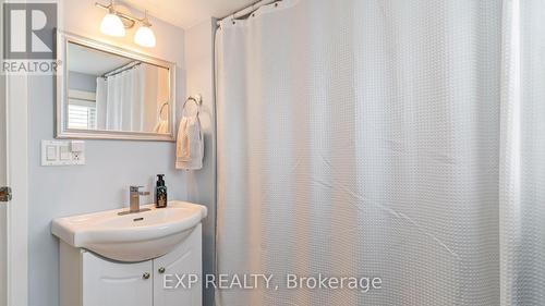 205 East Street, London East (East M), ON - Indoor Photo Showing Bathroom