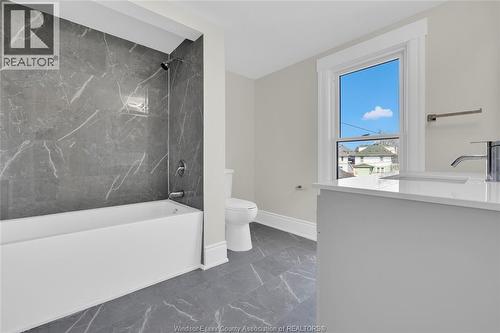 884 Moy, Windsor, ON - Indoor Photo Showing Bathroom
