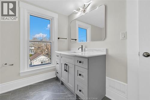 884 Moy, Windsor, ON - Indoor Photo Showing Bathroom