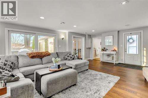 805 Roselawn, Windsor, ON - Indoor Photo Showing Living Room