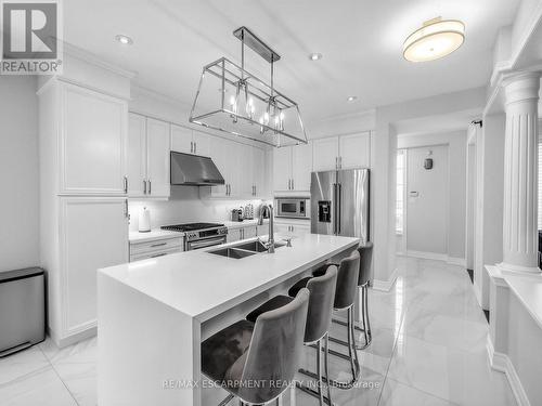 131 Robert Speck Parkway, Mississauga, ON - Indoor Photo Showing Kitchen With Double Sink With Upgraded Kitchen