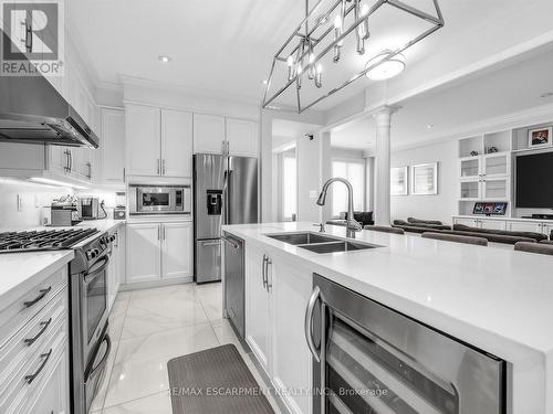 131 Robert Speck Parkway, Mississauga, ON - Indoor Photo Showing Kitchen With Double Sink With Upgraded Kitchen