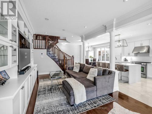 131 Robert Speck Parkway, Mississauga, ON - Indoor Photo Showing Living Room