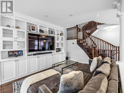 131 Robert Speck Parkway, Mississauga, ON - Indoor Photo Showing Living Room