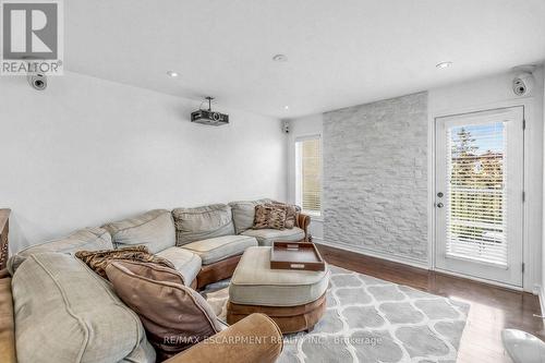 131 Robert Speck Parkway, Mississauga, ON - Indoor Photo Showing Living Room