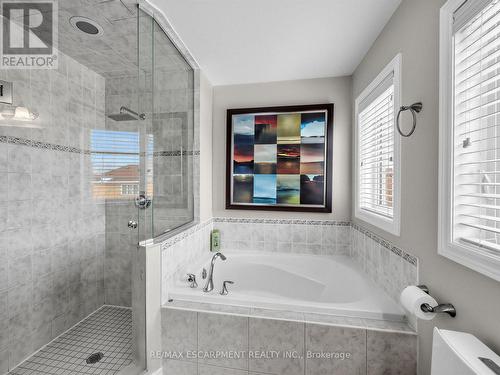 131 Robert Speck Parkway, Mississauga, ON - Indoor Photo Showing Bathroom