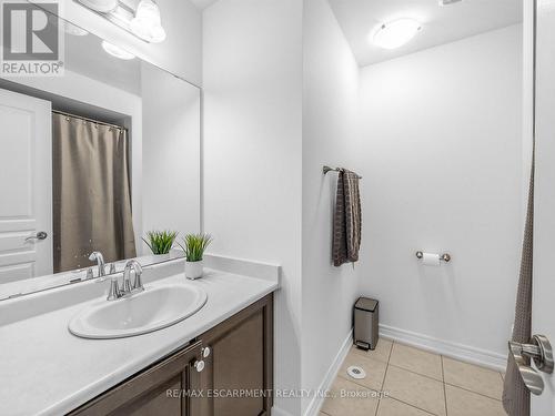 131 Robert Speck Parkway, Mississauga, ON - Indoor Photo Showing Bathroom