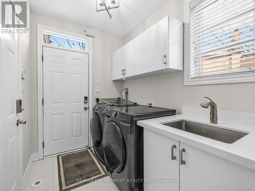 131 Robert Speck Parkway, Mississauga, ON - Indoor Photo Showing Laundry Room