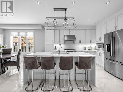 131 Robert Speck Parkway, Mississauga, ON - Indoor Photo Showing Kitchen With Upgraded Kitchen