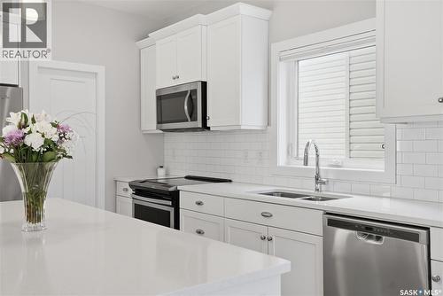 335 Secord Way, Saskatoon, SK - Indoor Photo Showing Kitchen With Double Sink With Upgraded Kitchen