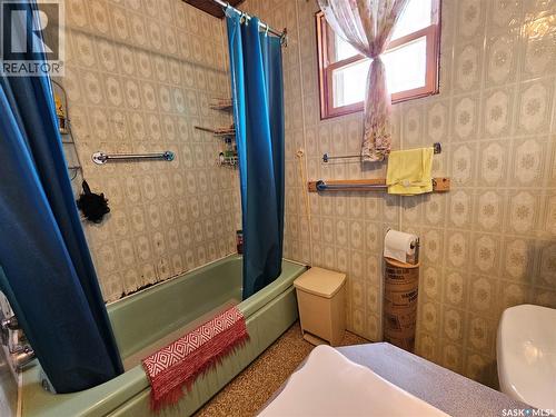304 7Th Avenue Se, Swift Current, SK - Indoor Photo Showing Bathroom