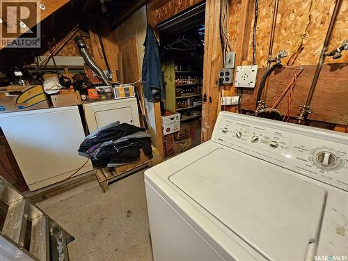 304 7Th Avenue Se, Swift Current, SK - Indoor Photo Showing Laundry Room