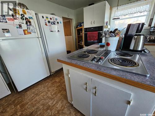 304 7Th Avenue Se, Swift Current, SK - Indoor Photo Showing Kitchen